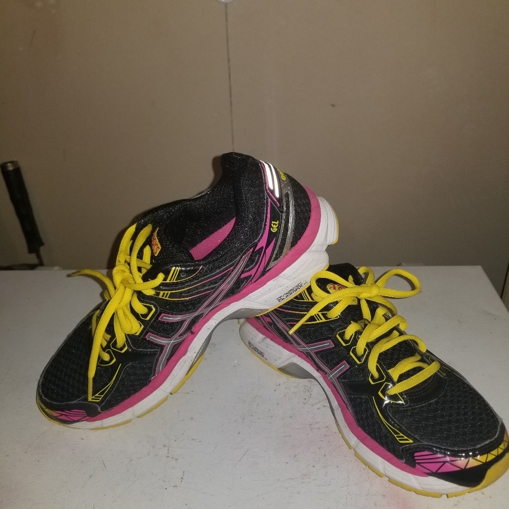 Tennis shoes